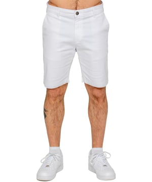 Werten Sie Ihre Sommergarderobe mit den Enzo Herren Chino Shorts auf, die sowohl Stil als auch Komfort bieten. Mit einer slim Passform und aus Stretchmaterial gefertigt, ermöglichen diese Shorts Bewegungsfreiheit und einen eleganten Look. Praktisch und stilvoll zugleich, mit zwei seitlichen Schrägtaschen und zwei paspelierten Gesäßtaschen, die ausreichend Platz für Ihre Essentials bieten. Der Reißverschluss sorgt für einen sicheren und klassischen Abschluss.