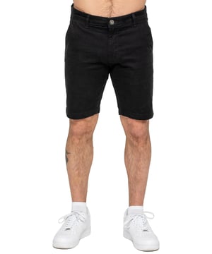 Werten Sie Ihre Sommergarderobe mit den Enzo Herren Chino Shorts auf, die sowohl Stil als auch Komfort bieten. Mit einer slim Passform und aus Stretchmaterial gefertigt, ermöglichen diese Shorts Bewegungsfreiheit und einen eleganten Look. Praktisch und stilvoll zugleich, mit zwei seitlichen Schrägtaschen und zwei paspelierten Gesäßtaschen, die ausreichend Platz für Ihre Essentials bieten. Der Reißverschluss sorgt für einen sicheren und klassischen Abschluss.