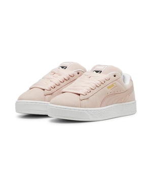 HISTORIA DEL PRODUCTO: Esta nueva versión del clásico Suede se inspira en la herencia de PUMA en el breakdance y su influencia en la moda urbana contemporánea. El Suede XL conserva el ADN icónico del Suede, pero le da un giro con un cuello y una lengüeta exageradamente acolchados, además de una suela más robusta. Esta ejecución presenta una parte superior completamente de ante con una franja de cuero. CARACTERÍSTICAS Y BENEFICIOS: Los productos de cuero de PUMA apoyan una fabricación responsable a través del Leather Working Group. DETALLES: Parte superior de ante; Franja de cuero; Lengüeta de ante con borde de malla; Marca PUMA desalmacenada y con impresión en foil en el panel lateral; Forro de malla; Plantilla de malla; Media suela de goma; Suela exterior de goma; Forro: Textil, Otros; Suela exterior: Goma; Parte superior: Cuero; Plantilla: Textil.