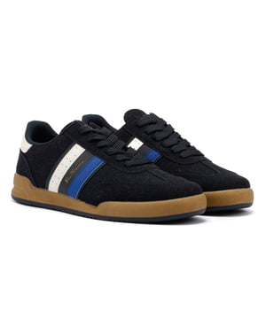 Zapatillas azules Ben Sherman Sokka para hombre, fabricadas con sintético y suela de goma. Presentan la marca Ben Sherman, icónicas franjas laterales y plantilla acolchada.