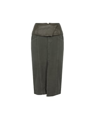 El corte ajustado de esta falda acentúa la silueta, agregando elegancia y confianza, lo que la hace perfecta tanto para ocasiones formales como informales.

La longitud midi asegura versatilidad y comodidad en el uso, permitiendo moverse libremente, al mismo tiempo que añade un toque de chic clásico a cualquier outfit.

Se abrocha con cremallera en la parte delantera, lo que no solo facilita ponérsela, sino que también añade un toque moderno que se integra perfectamente en el diseño general.

Además, el cinturón incluido permite un ajuste personalizado en la cintura, resaltándola y agregando un acabado elegante a cualquier conjunto.

Con dos bolsillos en el frente y la parte trasera, ofrece funcionalidad y practicidad, perfectos para guardar objetos pequeños, como llaves o celular, sin necesidad de llevar un bolso.

El corte decorativo en el frente añade una sutil sensualidad y ligereza, destacando las piernas y otorgando a la falda un carácter único.

Fabricada con tejidos de alta calidad que aseguran durabilidad y comodidad en su uso, a la vez que añaden elegancia y una apariencia de lujo que impresionará a todos.