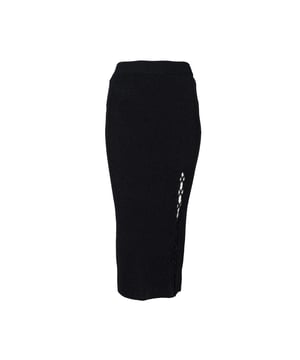 Una falda de punto ajustada es la elección perfecta para las mujeres que valoran la elegancia y la comodidad, y su corte atemporal asegura que resalta la figura, añadiendo confianza en cualquier situación.

Adornada con hilo brillante, atrae sutilmente la atención, añadiendo un brillo único al estilismo, perfecto tanto para el día a día como para salidas nocturnas.

Con una abertura en el frente decorada con un lazo tipo corsé, esta falda adquiere un carácter único, combinando la clásica con acentos modernos que le dan un aspecto sensual.

En la cintura, una banda elástica asegura la máxima comodidad al llevarla, adaptándose a la figura y garantizando que la falda permanezca en su lugar durante todo el día, sin importar la actividad.

Hecha de un tejido de punto de alta calidad, la falda no solo es suave y agradable al tacto, sino también duradera, lo cual garantiza que servirá durante muchas temporadas, manteniendo su apariencia inalterada.