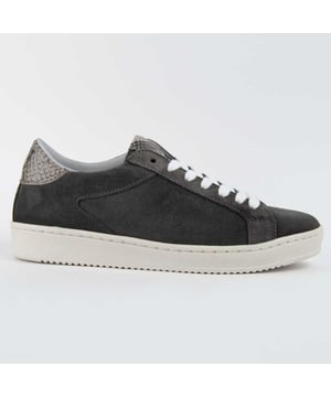Neerlandés: Purapiel garantie, 10 jaar garantie. Casual sneaker voor dames. Buitenkant gemaakt van natuurlijk leer. Comfortabele pasvorm. Gemaakt door andere merken voor ons merk.
