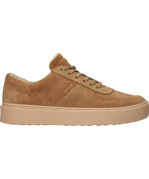 Sneaker (low) van het merk Blackstone. In de kleur DIJON. Gemaakt van Suede met een voering van Sheepskin. Deze schoen is gemaakt met een Cup zool.