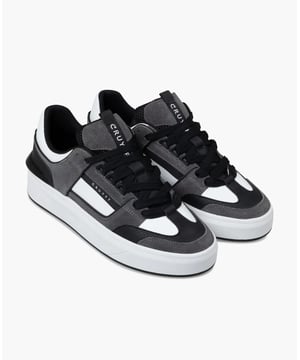 Sneaker met een eersteklas handgemaakt bovenwerk van zacht leer en stijlvolle suède panelen. Voorzien van een uitneembare dempende binnenzool voor de hele dag comfort en een duurzame rubberen zool voor superieure tractie.