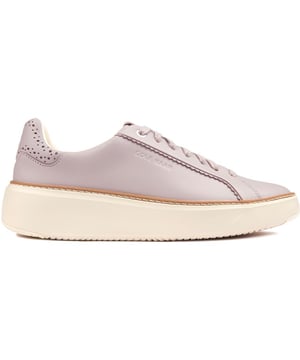 Sumérgete en el lujo y la comodidad con Cole Haan Grandpro Topspin. Estas elegantes zapatillas deportivas combinan comodidad con moda y cuentan con una plantilla lujosa, acolchado en el talón y una entresuela moldeada y liviana para usar durante todo el día. El elegante diseño de cuero cuenta con la marca icónica de Cole Haan y un logotipo en relieve, lo que los convierte en una herramienta imprescindible para quienes se preocupan por la moda. Experimente la combinación perfecta de lujo y funcionalidad con Grandpro Topspin.