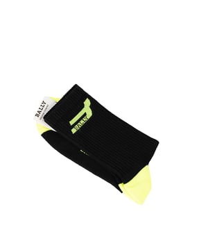 Cima con ribete acanalado
Estampado con el nombre de la marca
Decorado con inserciones de color fluorescente
Hecho de tejido transpirable de alta calidad
Fabricado en Italia