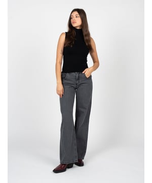 Estos pantalones vaqueros son la elección ideal para quienes valoran el estilo y la comodidad. Hechos de denim de alta calidad, no solo son duraderos, sino también extremadamente cómodos de llevar, lo que los hace perfectos tanto para el uso diario como para ocasiones especiales.

Las piernas anchas son un éxito esta temporada, proporcionando libertad de movimiento y un aspecto moderno. Gracias a ello, estos pantalones son perfectos para quienes desean combinar la clásica con un estilo moderno, mientras valoran la comodidad y confort al vestir.

La funcionalidad es la clave del éxito de estos pantalones, por eso están equipados con prácticos bolsillos delanteros y traseros. Esto te permitirá siempre tener a mano los objetos más necesarios, mientras añades un toque de encanto casual a tu look.

Producidos en Italia, lo que garantiza la más alta calidad de fabricación y atención al detalle. La artesanía italiana es sinónimo de elegancia y precisión, por lo que estos pantalones vaqueros seguramente cumplirán con las expectativas incluso de los clientes más exigentes.