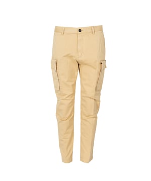 Pantalones cargo de corte recto que combinan perfectamente estilo y funcionalidad, ideales tanto para looks urbanos como para estilismos más informales, ofreciendo comodidad y libertad de movimiento en el día a día.

Con un tiro medio que proporciona confort y un ajuste universal, estos cargo son la opción ideal para quienes valoran la moda junto con la practicidad.

Abrochados con un botón logotipado y cremallera, añaden un carácter único y subrayan sutílmente el prestigio de la marca, asegurando al mismo tiempo facilidad de uso.

En la parte delantera cuentan con cuatro bolsillos que ofrecen mucho espacio para los esenciales diarios, mientras que en la parte trasera dos bolsillos adicionales proporcionan espacio para aún más cosas.

En el bolsillo trasero, el logo bordado y el nombre de la marca es un detalle discreto, pero significativo, que añade elegancia y enfatiza la alta calidad del producto.

Fabricados con tela de alta calidad, estos pantalones cargo no solo son duraderos, sino también agradables al tacto, lo que los convierte en la elección perfecta para aquellos que valoran la comodidad y el estilo.
