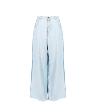 Los jeans anchos son la elección perfecta para aquellos que valoran la comodidad y el estilo, ofreciendo libertad de movimiento gracias a su corte amplio, que se ajusta perfectamente a las últimas tendencias de moda.

El acabado ligeramente desgastado les añade carácter y proporciona una apariencia única, ligeramente vintage, que sin duda atraerá la atención y te distinguirá de la multitud.

Las piernas ensanchadas no solo proporcionan comodidad, sino también una apariencia moderna y chic, que combina perfectamente tanto con estilos casuales como con los más elegantes.

Los bordes deshilachados añaden un toque de audacia, creando un acento impactante que resalta su carácter único y los convierte en una excepciónal opción para aquellos que valoran la originalidad.

Los bolsillos traseros y delanteros no son solo prácticos, sino también están diseñados con estilo para albergar todos los artículos esenciales, al mismo tiempo que resaltan la silueta.

El detalle de marca en el botón es un acabado sutil, pero elegante, que añade prestigio y denota la alta calidad del producto, realzando su carácter exclusivo.

Producidos en Italia, lo que garantiza la más alta calidad de fabricación y cuidado en cada detalle, y añade un toque especial de chic europeo que sin duda será apreciado por los conocedores de la moda.