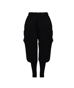 Jogginghosen sind die perfekte Wahl für Menschen, die Komfort und Stil schätzen. Hergestellt aus hochwertigen Materialien, sind diese Hosen weich und angenehm zu berühren, was sie sowohl für den täglichen Gebrauch als auch für das Training ideal macht.

Die einheitliche Farbe macht diese Hosen extrem vielseitig und leicht mit verschiedenen Kleidungsstücken zu kombinieren. So kannst du sie sowohl zu sportlichen als auch zu lässigeren Outfits tragen und dabei immer modisch und zeitgemäß aussehen.

Mit einem Kordelzug am Bund bieten diese Jogginghosen eine perfekte Passform. Der Kordelzug ist nicht nur praktisch, sondern fügt auch einen sportlichen Charakter hinzu, der ihren entspannten Stil betont.

Große Taschen sind ein weiterer Vorteil dieser Hosen, die das bequeme Verstauen von notwendigen Kleinigkeiten ermöglichen. Ob du Platz für ein Handy, Schlüssel oder eine Geldbörse benötigst, diese Taschen können alles aufnehmen, was du brauchst.

Lange Bündchen an den Beinabschlüssen verleihen den Hosen ein modernes Aussehen und sorgen dafür, dass die Beine nicht hochrutschen. Diese Lösung sorgt dafür, dass die Hose an jeder Figur exzellent sitzt und dem Ganzen einen sportlichen Schliff verleiht.

Hergestellt in Italien, was höchste Qualität der Verarbeitung und Liebe zum Detail garantiert. Italienisches Handwerk ist weltweit bekannt, und diese Hosen sind ein hervorragendes Beispiel dafür, das Eleganz mit Funktionalität verbindet.