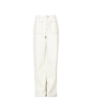 El color uniforme de estos pantalones hace que se conviertan en un elemento extremadamente versátil del guardarropa, ideal para crear diversos estilos, tanto para el día a día como para ocasiones más formales, añadiendo un toque de elegancia y modernidad.

Los grandes bolsillos en el frente y en la parte trasera no solo añaden funcionalidad, permitiendo guardar objetos esenciales pequeños, sino que también constituyen un acento estilístico que subraya el diseño moderno de este modelo, haciéndolo una opción práctica y a la moda.

El detalle de marca en el botón es un toque sutil, pero refinado, que agrega prestigio a los pantalones y demuestra su alta calidad de fabricación, siendo al mismo tiempo un símbolo del enfoque lujoso hacia la moda.

Las piernas anchas aseguran libertad de movimiento y comodidad al llevarlos, y al mismo tiempo introducen un toque de despreocupación y tendencia relajada en el estilismo, encajando perfectamente en las tendencias de moda actuales.

Producidos en Italia, lo que garantiza no solo la más alta calidad de los materiales y la precisión en los acabados, sino que también refleja la tradición artesanal italiana, que es sinónimo de elegancia y estilo excepcional.