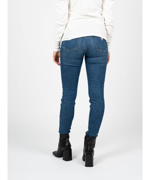 Jeans zijn een essentieel onderdeel van elke garderobe en combineren een klassieke met een moderne stijl. Ze zijn gemaakt van hoogwaardige materialen en garanderen duurzaamheid en comfort, de hele dag door, ongeacht de gelegenheid.

Een merkdetail op de achterkant geeft ze een uniek karakter en getuigt van de hoge kwaliteit. Een subtiel logo op de tailleband is een subtiel maar duidelijk herkenbaar kenmerk dat zeker de aandacht trekt.

Zakken achter en voor zijn niet alleen praktisch maar ook stijlvol. Ze bieden ruimte voor alle noodzakelijke kleine spullen en benadrukken tegelijkertijd het figuur, waardoor de broek zowel functioneel als esthetisch is.

Skinny High is een snit die perfect aansluit op het lichaam en de pluspunten van het figuur benadrukt. Een hoge taille biedt extra comfort en ondersteuning en voegt elegantie toe aan elke stylingcombinatie.