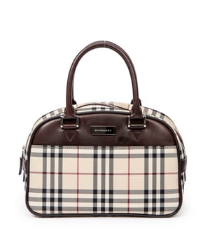 Burberry Bolsas Mini Dome  Bolso en Beige/Marrón/Rojo Lienzo y Plata hardware. El producto está en en Excelentes Condiciones (A).
  Dimensiones: 24x15x11 cm 
  Accesorios incluidos: 
    
  BrandCo Paris encuentra artículos raros y en las mejores condiciones a precios increíbles. ¡Vale la pena tener paciencia! Compra con confianza: todos los artículos de BrandCo Paris son seleccionados y autenticados cuidadosamente por nuestro equipo de expertos.
  Todos los artículos vienen con un certificado de autenticidad y un embalaje entregado por BrandCo Paris.
  Tabla de clasificación de la condición del artículo
  N (como nuevo)
  AA (perfecto estado)
  A (excelente estado)
  AB (muy buen estado)
  B (bueno/regular)