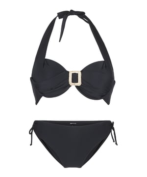 Juist zoals je het gedroomd hebt! Durf met klasse is hoe we deze collectie zouden beschrijven. De collectie bestaat uit een bikiniset die in 2 kleuren beschikbaar is! De bikiniset bestaat uit een haltertop en een broekje! Het accessoire aan de top maakt deze bikini een echte blikvanger. Ben jij iemand die graag opvalt? Kies dan voor de rode kleur! Wil je liever iets minder opvallen? Geen zorgen, deze coole set is ook verkrijgbaar in het zwart! De bandjes kunnen als halter of recht gedragen worden.