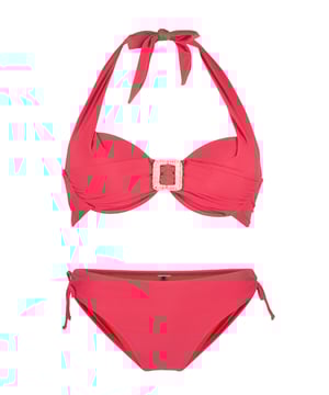 ¡Justo como lo soñaste! Clase con valentía es como describiríamos esta colección. La colección consiste en un conjunto de bikini que viene en 2 colores. ¡El conjunto de bikini consta de un top de cuello halter y una parte de abajo! El accesorio en la parte superior hace de este bikini un verdadero imán de miradas. ¿Eres alguien que le gusta destacar? ¡Opta por el color rojo! ¿Prefieres destacar un poco menos? No te preocupes, ya que este genial conjunto también está disponible en negro. Las tirantes se pueden usar tanto como halter como rectas.
