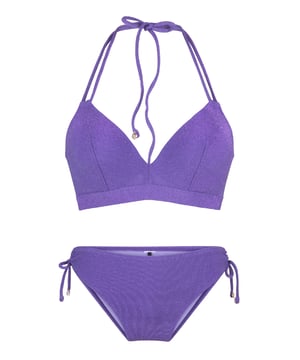 De kleur van wijsheid en gevoeligheid! Deze collectie toont de kracht van een paarse kleur! Het is een unieke bikini met een driehoekig gep padded bovenstuk en een zijstrik onderkant. De glans in de stof maakt deze collectie sexy en stijlvol tegelijk!
