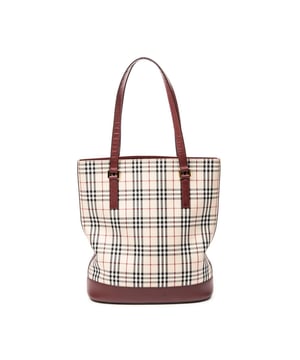 Burberry Bolsas Large Tall Tote  Bolso bandolera en Beige/Burdeos Lienzo y Oro hardware. El producto está en en Excelentes Condiciones (A).
  Dimensiones: 28x32x12 cm 
  Accesorios incluidos: 
    Condición Notes: slight scratches on exterior bottom leather
  BrandCo Paris encuentra artículos raros y en las mejores condiciones a precios increíbles. ¡Vale la pena tener paciencia! Compra con confianza: todos los artículos de BrandCo Paris son seleccionados y autenticados cuidadosamente por nuestro equipo de expertos.
  Todos los artículos vienen con un certificado de autenticidad y un embalaje entregado por BrandCo Paris.
  Tabla de clasificación de la condición del artículo
  N (como nuevo)
  AA (perfecto estado)
  A (excelente estado)
  AB (muy buen estado)
  B (bueno/regular)