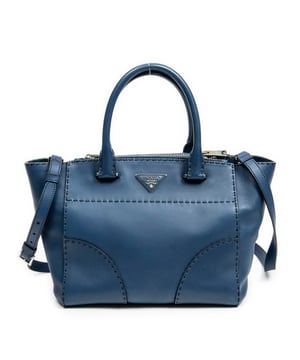 Prada Taschen Stitched Twin Pocket Tote  Umhängetasche und Marineblau Kalbsleder und Silber hardware. Das Produkt ist auf In Uitstekende Staat (A).
  Abmessungen: 27x21.5x17.5 cm 
  Zubehör inklusive: "Strap, Card"
  Zustand Notes: slight scratches on exterior leather
  BrandCo Paris hat seltene Artikel und die besten Konditionen zu unglaublichen Preisen vorgestellt. ¡Vale la pena tener paciencia! Kaufen Sie mit Vertrauen: Alle Artikel von BrandCo Paris sind von unserem Expertenteam ausgewählt und authentisch.
  Alle Artikel enthalten ein Echtheitszertifikat und wurden von BrandCo Paris übernommen.
  Tabelle zur Klassifizierung des Artikelzustands
  N (wie neu)
  AA (perfekter Zustand)
  A (ausgezeichneter Zustand)
  AB (sehr guter Zustand)
  B (gut/mittelmäßig)