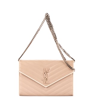 Yves Saint Laurent Bolsas Cassandre Enveloppe Chain Wallet  Bolso bandolera en Topo/Blanco Piel de becerro y Plata hardware. El producto está en en Perfectas Condiciones (AA).
  Dimensiones: 22x14x4 cm 
  Accesorios incluidos: None
    
  BrandCo Paris encuentra artículos raros y en las mejores condiciones a precios increíbles. ¡Vale la pena tener paciencia! Compra con confianza: todos los artículos de BrandCo Paris son seleccionados y autenticados cuidadosamente por nuestro equipo de expertos.
  Todos los artículos vienen con un certificado de autenticidad y un embalaje entregado por BrandCo Paris.
  Tabla de clasificación de la condición del artículo
  N (como nuevo)
  AA (perfecto estado)
  A (excelente estado)
  AB (muy buen estado)
  B (bueno/regular)