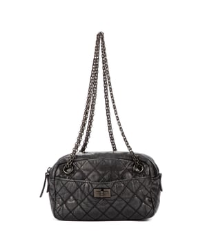 Chanel Tassen 2.55 Zip pouch  Schoudertas in de Grafiet Kalfsleer in de Donker Zilver  hardware. Het product is in In Zeer Goede Staat (AB).
  Afmetingen: 23x15x8 cm 
  Inclusief accessoires: None
      Conditie NOTE: No Sticker (Production code)
  BrandCo Paris vindt zeldzame artikelen in de beste staat voor ongelooflijke prijzen. Het is de moeite waard om geduldig te zijn! Koop met vertrouwen: alle artikelen van BrandCo Paris worden zorgvuldig geselecteerd en geverifieerd door ons team van experts.

  Alle artikelen worden geleverd met een certificaat van echtheid en verpakt door BrandCo Paris.

  Classificatietabel voor de conditie van het artikel:

  N (als nieuw)
  AA (perfecte staat)
  A (uitstekende staat)
  AB (zeer goede staat)
  B (goede/redelijke staat)