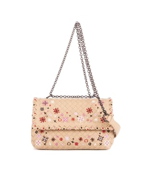 Bottega Veneta Bolsas Snowflakes Flowers Embroidered Chain Flap Crossbody  Bolso bandolera en Beige Piel de becerro y Latón envejecido hardware. El producto está en en Perfectas Condiciones (AA).
  Dimensiones: 23x15x8 cm 
  Accesorios incluidos: None
    
  BrandCo Paris encuentra artículos raros y en las mejores condiciones a precios increíbles. ¡Vale la pena tener paciencia! Compra con confianza: todos los artículos de BrandCo Paris son seleccionados y autenticados cuidadosamente por nuestro equipo de expertos.
  Todos los artículos vienen con un certificado de autenticidad y un embalaje entregado por BrandCo Paris.
  Tabla de clasificación de la condición del artículo
  N (como nuevo)
  AA (perfecto estado)
  A (excelente estado)
  AB (muy buen estado)
  B (bueno/regular)