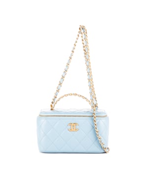 Chanel Tassen Cosmetic Case Crossbody  Schoudertas in de Turkoois Kalfsleer in de Goud  hardware. Het product is in In Perfecte Staat (AA).
  Afmetingen: 16x10x8 cm 
  Inclusief accessoires: "Sticker, Card, Dustbag"
      
  BrandCo Paris vindt zeldzame artikelen in de beste staat voor ongelooflijke prijzen. Het is de moeite waard om geduldig te zijn! Koop met vertrouwen: alle artikelen van BrandCo Paris worden zorgvuldig geselecteerd en geverifieerd door ons team van experts.

  Alle artikelen worden geleverd met een certificaat van echtheid en verpakt door BrandCo Paris.

  Classificatietabel voor de conditie van het artikel:

  N (als nieuw)
  AA (perfecte staat)
  A (uitstekende staat)
  AB (zeer goede staat)
  B (goede/redelijke staat)