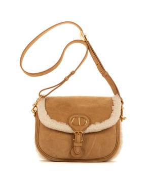 Dior Bolsas Bobby  Bolso bandolera en Camello Lienzo y Oro hardware. El producto está en en Excelentes Condiciones (A).
  Dimensiones: 21x18x7 cm 
  Accesorios incluidos: Dustbag
    
  BrandCo Paris encuentra artículos raros y en las mejores condiciones a precios increíbles. ¡Vale la pena tener paciencia! Compra con confianza: todos los artículos de BrandCo Paris son seleccionados y autenticados cuidadosamente por nuestro equipo de expertos.
  Todos los artículos vienen con un certificado de autenticidad y un embalaje entregado por BrandCo Paris.
  Tabla de clasificación de la condición del artículo
  N (como nuevo)
  AA (perfecto estado)
  A (excelente estado)
  AB (muy buen estado)
  B (bueno/regular)