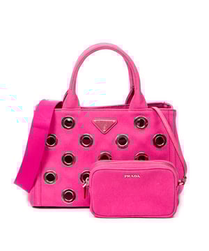 Prada Taschen Small Grommet Canapa Tote  Umhängetasche und Fuchsia Rosa Leinwand und Silber hardware. Das Produkt ist auf In Uitstekende Staat (A).
  Abmessungen: 27.5x19x14 cm 
  Zubehör inklusive: "Pouch, Strap"
  
  BrandCo Paris hat seltene Artikel und die besten Konditionen zu unglaublichen Preisen vorgestellt. ¡Vale la pena tener paciencia! Kaufen Sie mit Vertrauen: Alle Artikel von BrandCo Paris sind von unserem Expertenteam ausgewählt und authentisch.
  Alle Artikel enthalten ein Echtheitszertifikat und wurden von BrandCo Paris übernommen.
  Tabelle zur Klassifizierung des Artikelzustands
  N (wie neu)
  AA (perfekter Zustand)
  A (ausgezeichneter Zustand)
  AB (sehr guter Zustand)
  B (gut/mittelmäßig)