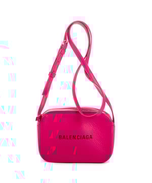 Balenciaga Bolsas Everyday Camera Bag XS Bolso bandolera en Rosa Piel de becerro y Plata hardware. El producto está en en Perfectas Condiciones (AA).
  Dimensiones: 17x12x4 cm 
  Accesorios incluidos: Booklet
    
  BrandCo Paris encuentra artículos raros y en las mejores condiciones a precios increíbles. ¡Vale la pena tener paciencia! Compra con confianza: todos los artículos de BrandCo Paris son seleccionados y autenticados cuidadosamente por nuestro equipo de expertos.
  Todos los artículos vienen con un certificado de autenticidad y un embalaje entregado por BrandCo Paris.
  Tabla de clasificación de la condición del artículo
  N (como nuevo)
  AA (perfecto estado)
  A (excelente estado)
  AB (muy buen estado)
  B (bueno/regular)