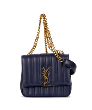 Yves Saint Laurent Bolsas Vicky Chain Flap Crossbody  Bolso bandolera en Azul Oscuro Piel de becerro y Oro hardware. El producto está en en Excelentes Condiciones (A).
  Dimensiones: 20x17x8 cm 
  Accesorios incluidos: Booklet
    
  BrandCo Paris encuentra artículos raros y en las mejores condiciones a precios increíbles. ¡Vale la pena tener paciencia! Compra con confianza: todos los artículos de BrandCo Paris son seleccionados y autenticados cuidadosamente por nuestro equipo de expertos.
  Todos los artículos vienen con un certificado de autenticidad y un embalaje entregado por BrandCo Paris.
  Tabla de clasificación de la condición del artículo
  N (como nuevo)
  AA (perfecto estado)
  A (excelente estado)
  AB (muy buen estado)
  B (bueno/regular)