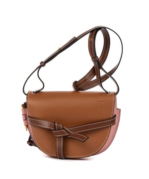 Loewe Bolsas Small Gate  Bolso bandolera en Marrón/Rosa Piel de becerro y Oro hardware. El producto está en Como Nuevo (N).
  Dimensiones: 27x18x12 cm 
  Accesorios incluidos: None
    
  BrandCo Paris encuentra artículos raros y en las mejores condiciones a precios increíbles. ¡Vale la pena tener paciencia! Compra con confianza: todos los artículos de BrandCo Paris son seleccionados y autenticados cuidadosamente por nuestro equipo de expertos.
  Todos los artículos vienen con un certificado de autenticidad y un embalaje entregado por BrandCo Paris.
  Tabla de clasificación de la condición del artículo
  N (como nuevo)
  AA (perfecto estado)
  A (excelente estado)
  AB (muy buen estado)
  B (bueno/regular)