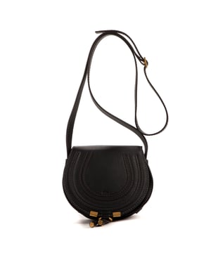 Chloe Bolsas Marcie  Bolso bandolera en Negro Piel de becerro y Oro hardware. El producto está en en Perfectas Condiciones (AA).
  Dimensiones: 20x15x5 cm 
  Accesorios incluidos: Dustbag
    
  BrandCo Paris encuentra artículos raros y en las mejores condiciones a precios increíbles. ¡Vale la pena tener paciencia! Compra con confianza: todos los artículos de BrandCo Paris son seleccionados y autenticados cuidadosamente por nuestro equipo de expertos.
  Todos los artículos vienen con un certificado de autenticidad y un embalaje entregado por BrandCo Paris.
  Tabla de clasificación de la condición del artículo
  N (como nuevo)
  AA (perfecto estado)
  A (excelente estado)
  AB (muy buen estado)
  B (bueno/regular)