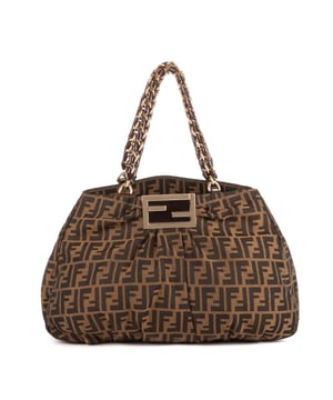 Fendi Bolsas Large Mia Tote  Bolso bandolera en Marrón Lienzo y Oro hardware. El producto está en en Muy Buenas Condiciones (AB).
  Dimensiones: 38x30x10 cm 
  Accesorios incluidos: Dustbag
    
  BrandCo Paris encuentra artículos raros y en las mejores condiciones a precios increíbles. ¡Vale la pena tener paciencia! Compra con confianza: todos los artículos de BrandCo Paris son seleccionados y autenticados cuidadosamente por nuestro equipo de expertos.
  Todos los artículos vienen con un certificado de autenticidad y un embalaje entregado por BrandCo Paris.
  Tabla de clasificación de la condición del artículo
  N (como nuevo)
  AA (perfecto estado)
  A (excelente estado)
  AB (muy buen estado)
  B (bueno/regular)