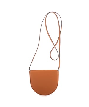 Loewe Bolsas Mini Crossbody Pouch  Bolso bandolera en Marrón Piel de becerro y Ninguno hardware. El producto está en Como Nuevo (N).
  Dimensiones: 11x12x1 cm 
  Accesorios incluidos: "Booklet, Dustbag, Box"
    
  BrandCo Paris encuentra artículos raros y en las mejores condiciones a precios increíbles. ¡Vale la pena tener paciencia! Compra con confianza: todos los artículos de BrandCo Paris son seleccionados y autenticados cuidadosamente por nuestro equipo de expertos.
  Todos los artículos vienen con un certificado de autenticidad y un embalaje entregado por BrandCo Paris.
  Tabla de clasificación de la condición del artículo
  N (como nuevo)
  AA (perfecto estado)
  A (excelente estado)
  AB (muy buen estado)
  B (bueno/regular)