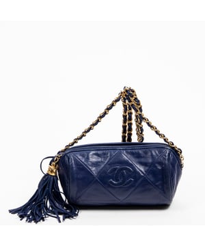 Chanel Bolsas CC Tassel Barrel Bag  Bolso bandolera en Azul Piel de becerro y Oro hardware. El producto está en en Excelentes Condiciones (A).
  Dimensiones: 17x11x8 cm 
  Accesorios incluidos: Sticker, Dustbag
    
  BrandCo Paris encuentra artículos raros y en las mejores condiciones a precios increíbles. ¡Vale la pena tener paciencia! Compra con confianza: todos los artículos de BrandCo Paris son seleccionados y autenticados cuidadosamente por nuestro equipo de expertos.
  Todos los artículos vienen con un certificado de autenticidad y un embalaje entregado por BrandCo Paris.
  Tabla de clasificación de la condición del artículo
  N (como nuevo)
  AA (perfecto estado)
  A (excelente estado)
  AB (muy buen estado)
  B (bueno/regular)