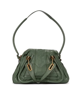 Chloe Bolsas Paraty  Bolso bandolera en Gris Piel de becerro y Oro hardware. El producto está en en Perfectas Condiciones (AA).
  Dimensiones: 36x27x20 cm 
  Accesorios incluidos: Removable Strap
    
  BrandCo Paris encuentra artículos raros y en las mejores condiciones a precios increíbles. ¡Vale la pena tener paciencia! Compra con confianza: todos los artículos de BrandCo Paris son seleccionados y autenticados cuidadosamente por nuestro equipo de expertos.
  Todos los artículos vienen con un certificado de autenticidad y un embalaje entregado por BrandCo Paris.
  Tabla de clasificación de la condición del artículo
  N (como nuevo)
  AA (perfecto estado)
  A (excelente estado)
  AB (muy buen estado)
  B (bueno/regular)