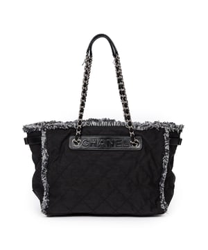 Chanel Bolsas Horizontal Tweed Fringe Chain Tote  Bolso bandolera en Negro Lienzo y Plata hardware. El producto está en en Muy Buenas Condiciones (AB).
  Dimensiones: 35x26x15 cm 
  Accesorios incluidos: sticker
    
  BrandCo Paris encuentra artículos raros y en las mejores condiciones a precios increíbles. ¡Vale la pena tener paciencia! Compra con confianza: todos los artículos de BrandCo Paris son seleccionados y autenticados cuidadosamente por nuestro equipo de expertos.
  Todos los artículos vienen con un certificado de autenticidad y un embalaje entregado por BrandCo Paris.
  Tabla de clasificación de la condición del artículo
  N (como nuevo)
  AA (perfecto estado)
  A (excelente estado)
  AB (muy buen estado)
  B (bueno/regular)