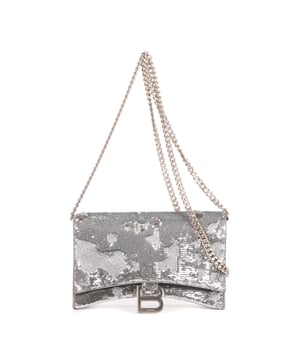 Balenciaga Bolsas Hourglass WOC  Bolso bandolera en Plata Lienzo y Plata hardware. El producto está en Como Nuevo (N).
  Dimensiones: 19x12x5 cm 
  Accesorios incluidos: Dustbag
    
  BrandCo Paris encuentra artículos raros y en las mejores condiciones a precios increíbles. ¡Vale la pena tener paciencia! Compra con confianza: todos los artículos de BrandCo Paris son seleccionados y autenticados cuidadosamente por nuestro equipo de expertos.
  Todos los artículos vienen con un certificado de autenticidad y un embalaje entregado por BrandCo Paris.
  Tabla de clasificación de la condición del artículo
  N (como nuevo)
  AA (perfecto estado)
  A (excelente estado)
  AB (muy buen estado)
  B (bueno/regular)