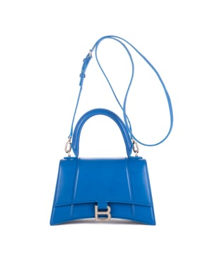 Balenciaga Bolsas Small Hourglass  Bolso bandolera en Azul Oscuro Piel de becerro y Plata hardware. El producto está en Como Nuevo (N).
  Dimensiones: 21x13x10 cm 
  Accesorios incluidos: "Strap, Dustbag, booklet"
    
  BrandCo Paris encuentra artículos raros y en las mejores condiciones a precios increíbles. ¡Vale la pena tener paciencia! Compra con confianza: todos los artículos de BrandCo Paris son seleccionados y autenticados cuidadosamente por nuestro equipo de expertos.
  Todos los artículos vienen con un certificado de autenticidad y un embalaje entregado por BrandCo Paris.
  Tabla de clasificación de la condición del artículo
  N (como nuevo)
  AA (perfecto estado)
  A (excelente estado)
  AB (muy buen estado)
  B (bueno/regular)