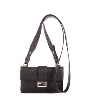 Fendi Bolsas Small Selleria Crossbody Pouch  Bolso bandolera en Negro Piel de becerro y Plata hardware. El producto está en en Perfectas Condiciones (AA).
  Dimensiones: 16x11x2 cm 
  Accesorios incluidos: "Strap, Dustbag"
    
  BrandCo Paris encuentra artículos raros y en las mejores condiciones a precios increíbles. ¡Vale la pena tener paciencia! Compra con confianza: todos los artículos de BrandCo Paris son seleccionados y autenticados cuidadosamente por nuestro equipo de expertos.
  Todos los artículos vienen con un certificado de autenticidad y un embalaje entregado por BrandCo Paris.
  Tabla de clasificación de la condición del artículo
  N (como nuevo)
  AA (perfecto estado)
  A (excelente estado)
  AB (muy buen estado)
  B (bueno/regular)