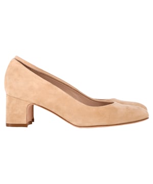 VINTAGE, RRP AS NEW
The Stuart Weitzman Mary Ann 60 Pumps in Beige Suede are the perfect blend of elegance and comfort. Crafted from luxurious suede, these mid-heel pumps feature a block heel for stability and style, making them ideal for both work and weekend wear. With their versatile beige hue, these pumps complement a wide range of outfits, from tailored pants to flowy skirts.


with dust bag

Stuart Weitzman Mary Ann 60 Pumps in Beige Suede
Condition: Very good
Signs of wear: No visible sign of wear. No Mark at insole., Lightly used but very well maintained. Minor mark at soles & creasing, light scuffing at the soles and heels.
Packaging: Dust bag
Color: Beige
Material: Suede | suede
Size: US | 6.5/EU36.5
Measurements: Heel height: 20; Insole length: 95
SKU: NAPPUGBSH457681W