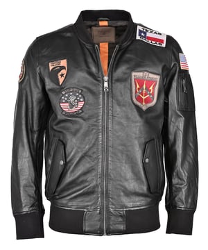 Der einzigartige Top Gun Stil spiegelt sich in diesem hippen Lederblouson wieder. Die Ärmelenden und der Saum sind mit Strickbund versehen und sorgen damit für eine ideale Passform. Dies komfortablen Seitentaschen sind mit Druckknopfverschluss versehen. Durch die aufgenähten Patches wird diese Jacke zu einem echten Hingucker.