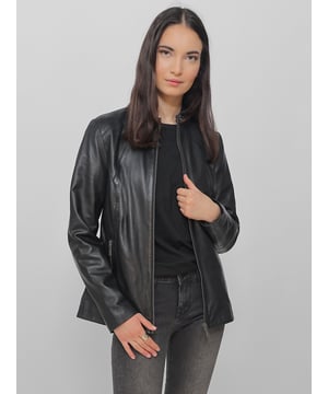 Mooie, eenvoudige leren jas met decoratieve stiksels in de schouderpartij, die vanaf de hals in een stervorm weglopen. Hetzelfde type sierstiksel is te vinden op de achterkant. Het jack heeft twee zijzakken met ritssluiting en één binnenzak met ritssluiting.