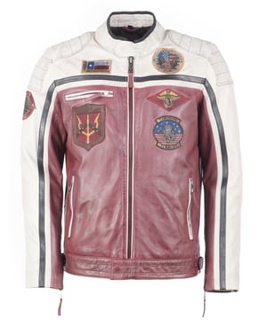 Die Jacke ist mit einem Baumwollfutter ausgestattet und mit den typischen Stickereien. Mit Reißverschlüssen an den Ärmeln und zwei verstellbaren Lederriemen an den Seiten ergibt sich eine ideale Passform. Zwei Seitentaschen mit Reißverschluss und eine Innentasche mit Klettverschluss bieten viel Stauraum. Die Jacke wird über einen geraden Reißverschluss geschlossen und kann zusätzlich über Druckknöpfe am Saum und Kragen geschlossen werden.