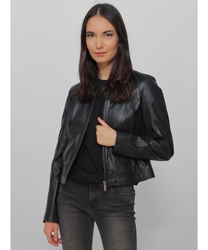 Dit klassieke leren jack in bikerstijl van zacht lamsleer is iets korter gesneden, waardoor het er sportiever uitziet. De decoratieve stiksels op de schouders geven het jack nog steeds iets speciaals. Het jack heeft twee steekzakken en een eenvoudige opstaande kraag.