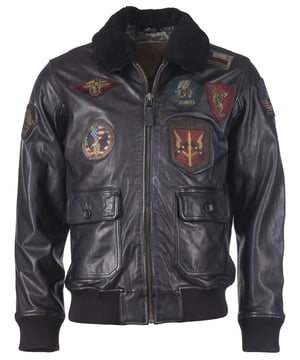 De unieke Top Gun-stijl komt terug in dit hippe leren jack in blousonlook met een afneembare bontkraag. De jas is gemaakt van zacht lamsleer. Twee opgestikte klepzakken met knoopsluiting zijn verwerkt in dit jasje van hoge kwaliteit. De jas sluit met een rechte rits. De legendarische Top Gun symbolen zijn met patches op de borst en bovenarmen genaaid. De elastische gebreide manchetten aan de uiteinden van de mouwen en de zoom maken deze jas uiterst comfortabel om te dragen.