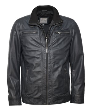 Die Lederjacke ist mit aufwendig bearbeiteten Details wie lässigen Reißverschlusstaschen und Ziernähten geschmückt. Die Lederjacke ist leicht gefüttert und daher perfekt als Übergangsjacke geeignet.