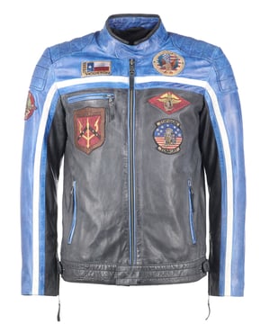 Die Jacke ist mit einem Baumwollfutter ausgestattet und mit den typischen Stickereien. Mit Reißverschlüssen an den Ärmeln und zwei verstellbaren Lederriemen an den Seiten ergibt sich eine ideale Passform. Zwei Seitentaschen mit Reißverschluss und eine Innentasche mit Klettverschluss bieten viel Stauraum. Die Jacke wird über einen geraden Reißverschluss geschlossen und kann zusätzlich über Druckknöpfe am Saum und Kragen geschlossen werden.