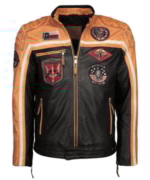 Die Jacke ist mit einem Baumwollfutter ausgestattet und mit den typischen Stickereien. Mit Reißverschlüssen an den Ärmeln und zwei verstellbaren Lederriemen an den Seiten ergibt sich eine ideale Passform. Zwei Seitentaschen mit Reißverschluss und eine Innentasche mit Klettverschluss bieten viel Stauraum. Die Jacke wird über einen geraden Reißverschluss geschlossen und kann zusätzlich über Druckknöpfe am Saum und Kragen geschlossen werden.